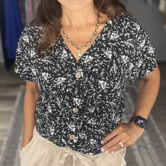 COZY CO FLORAL WITH A TWIST TOP (MEDIUM) - Picture 1 of 1